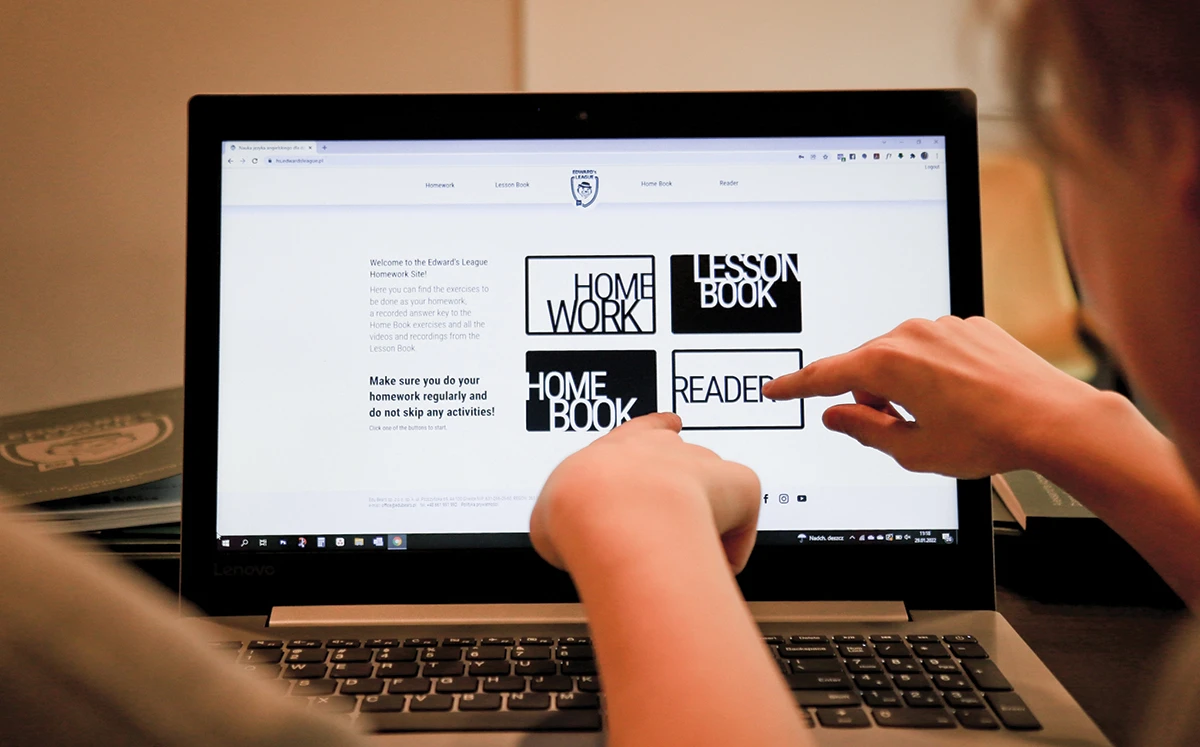 Uczeń pracujący z laptopem i materiałami do nauki języka